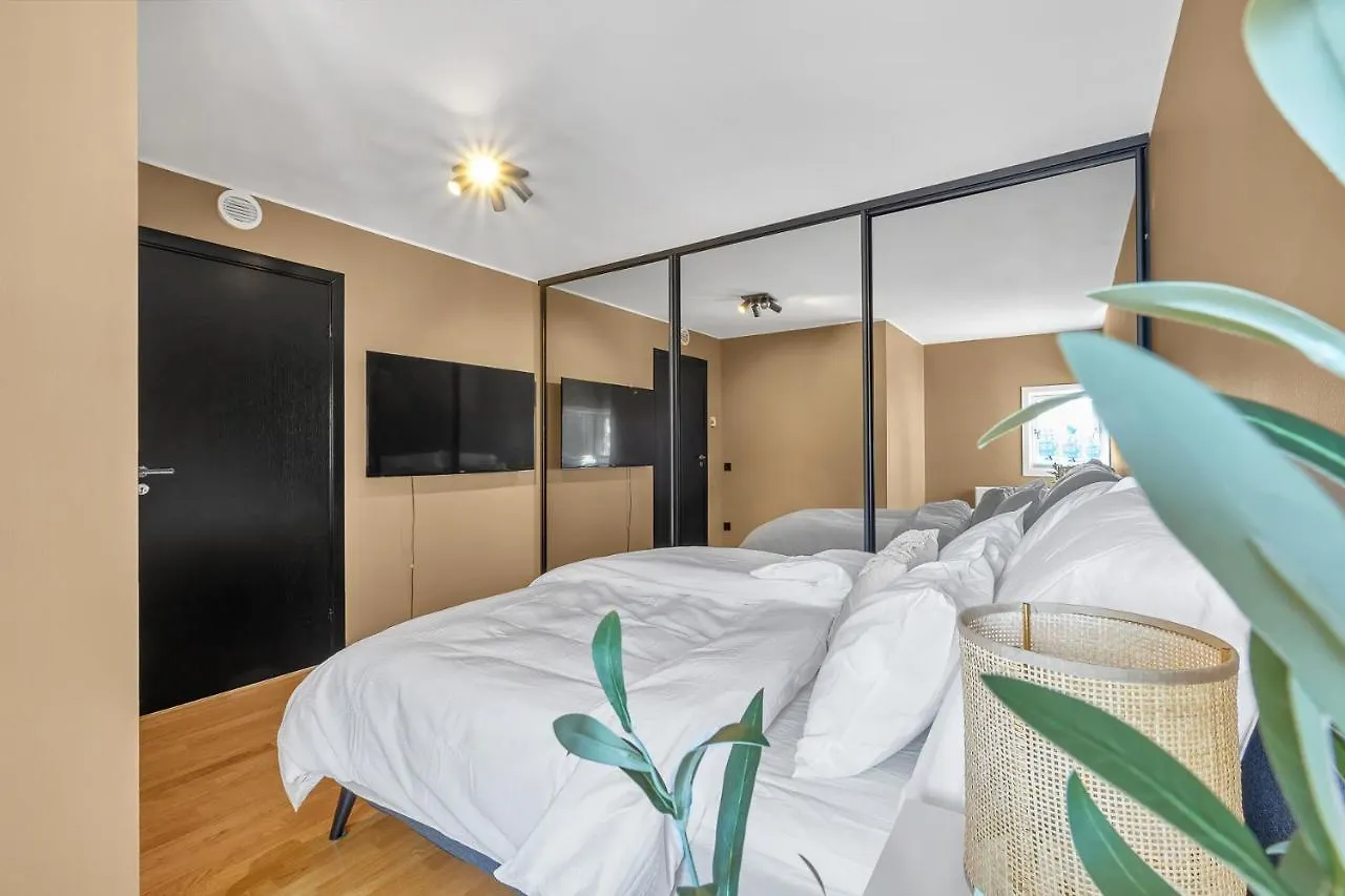 Sea-Kissed Elegance: Your Bergen City Retreat Apartment Norway